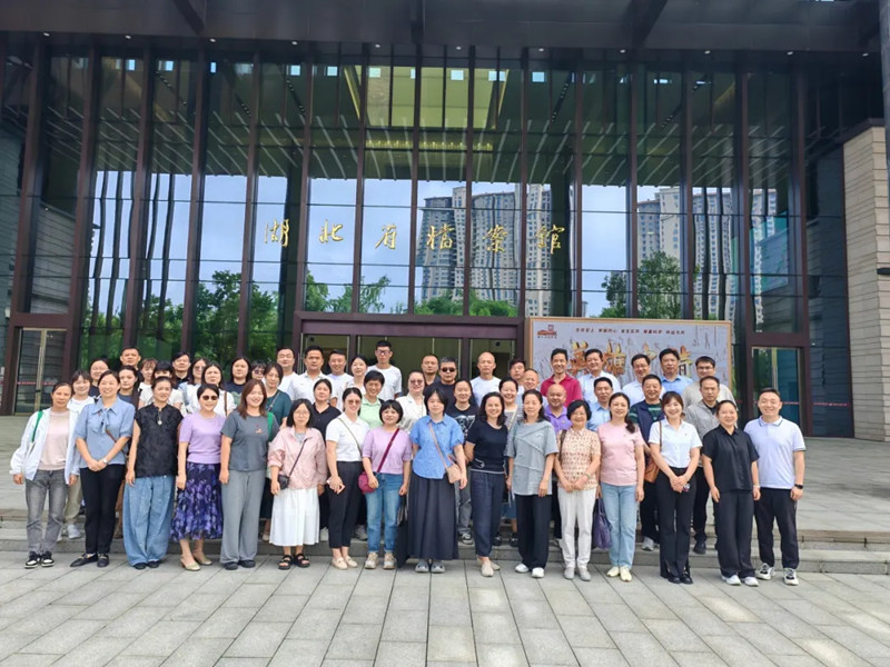 回望英雄史詩 汲取前行力量 —— 江城清洗黨支部赴省檔案館開展“三大精神”學(xué)習(xí)